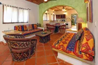 Casa Dos Amigos: Spacious 4Br w/ Pool, BBQ, Garden & Near Beach!