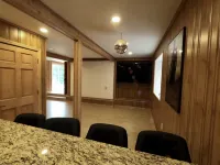 Cozy 4bd with the gym, sauna, hot tube seasonal pool