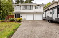 Luxurious & Modern 2 Bedroom private Suite in Coquitlam Các khách sạn gần Trapped Coquitlam - Real Life Escape Games