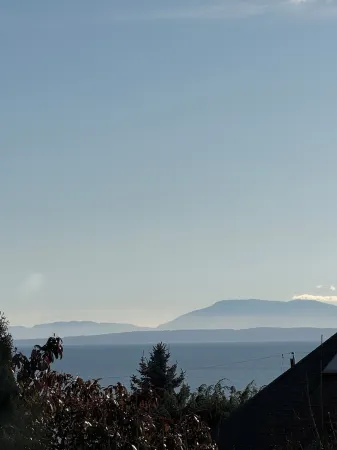 LUXURY COTTAGE IN DAVIS BAY, BC.