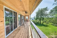 Entire home /Vintage  modern , new home, frontage on Lower Mason Pond Hotels in Belfast