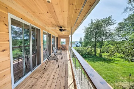 Entire home /Vintage  modern , new home, frontage on Lower Mason Pond Отели в г. Waldo County