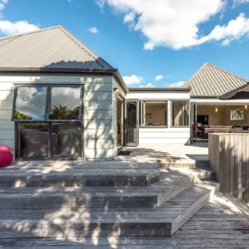 All day sun house with metres away from the golden sands of Onetangi Beach. Отели рядом с достопримечательностью «Уаихеке»