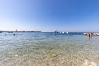 Apartment Castel with sea view for 4 persons in Porec, top location, close to the sea Hotels in Brulo