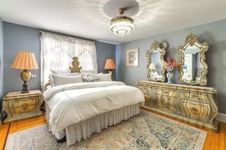 3 Mi to Penn: Pet-friendly Townhome in Yeadon!