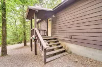 3 Mi to Beavers Bend State Park: Hot Tub Haven! Hotels in Broken Bow
