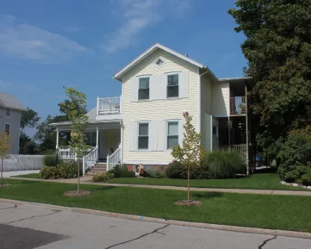 Captain's Cottage Suites Hotels in Grand Haven
