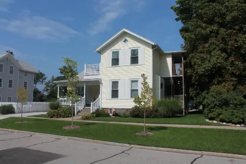Captain's Cottage Suites Hotels in Grand Haven