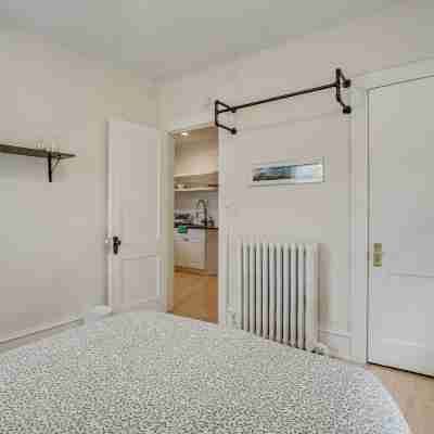 Bright Minneapolis Apartment - 1 Mi to Downtown! Rooms