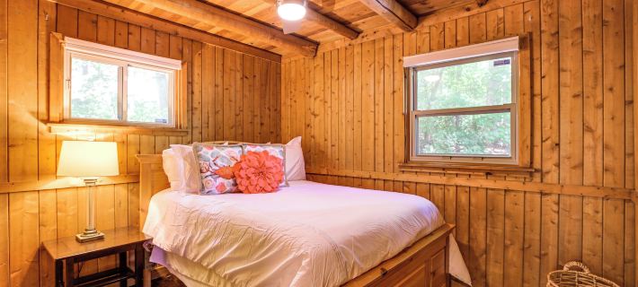 Lakefront Lusby Home w/ Fire Pit: 3 Mi to Beach! Ξενοδοχεία στην πόλη Calvert County