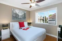 Costa Mesa/Newport - Fast Wifi - Work Stations - Free Parking - Self Check in! (cm-1)