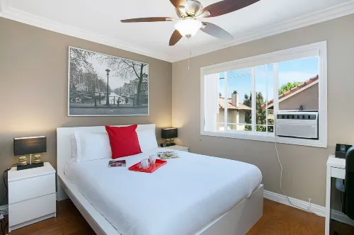 Costa Mesa/Newport - Fast Wifi - Work Stations - Free Parking - Self Check in! (cm-1)