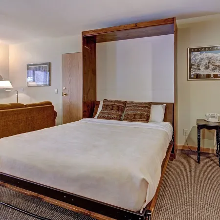 Quaint Studio in Heart of Breck Steps to Snowy Fun