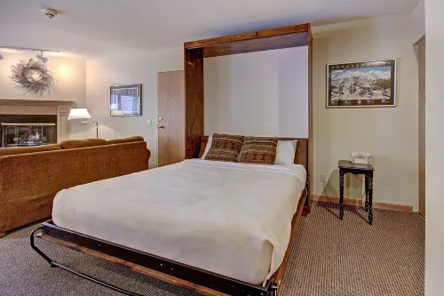 Quaint Studio in Heart of Breck Steps to Snowy Fun