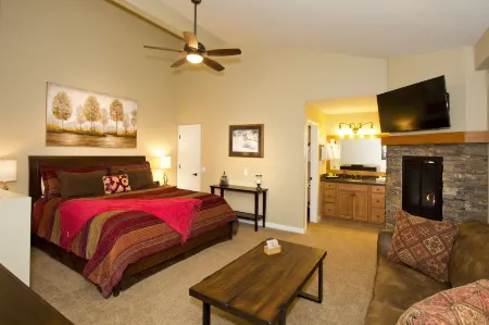 St Anton Street View 2-Bedroom Condo with Full Kitchen