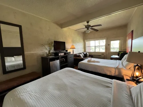 Mountain Harbor Queen Guest Room on Lake Ouachita - Pools
