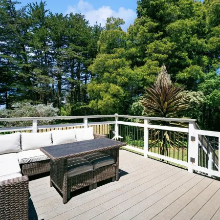 Charming Pet Friendly Coastal Getaway 3 Bedroom Home by Redawning