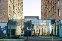 Lakeside - Central Apartment - Free Parking - Cinema Room