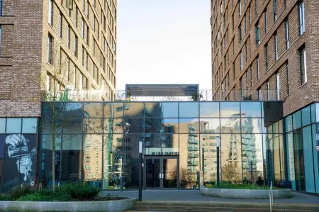 Roof Terrace Lakeside - Central Apartment - Cinema Room - Free Parking