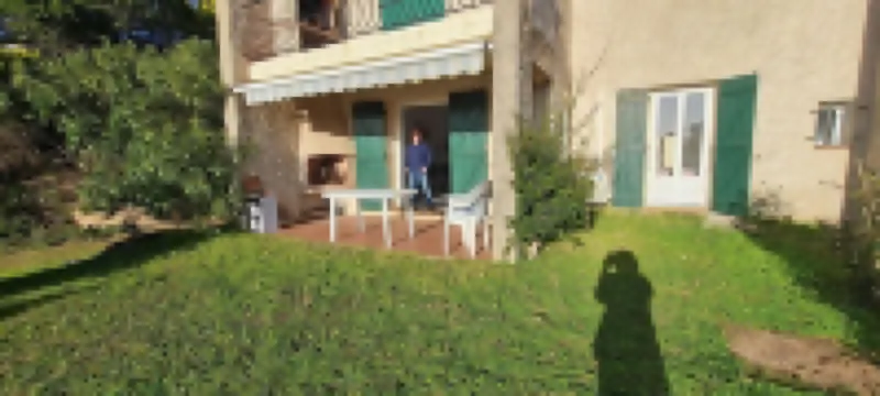 Ground-floor apartment with garden and barbecue near beach and shops.