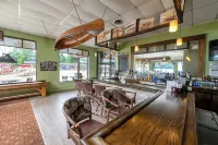 Scotty's Lakeside Resort - bar
