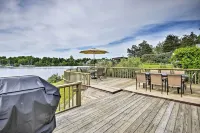 Family Cottage on Chaumont Bay, Walk to Downtown - 3-Star
