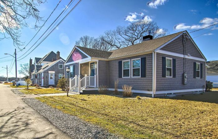 Updated Buzzards Bay Beach Cottage Walk to Shore!