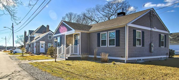 Updated Buzzards Bay Beach Cottage Walk to Shore! Hotéis em Wareham