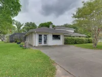 Spacious Freeport Home: Private Pool & Lake Access Hotels in Freeport