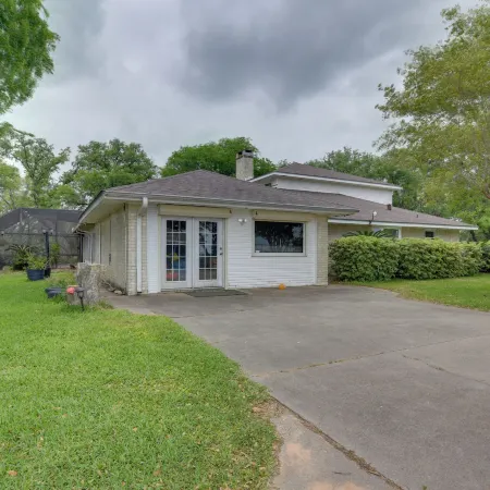 Spacious Freeport Home: Private Pool & Lake Access