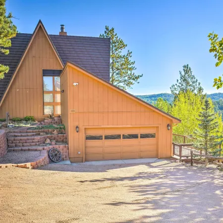'Lazy Bear Lodge' in Florissant w/ Mountain Views!