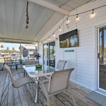 Boat Dock & Porch: Riverfront Retreat in Homosassa