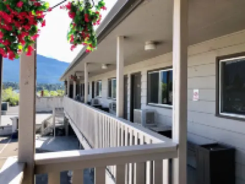 Canterbury Inn インヴァーミアのホテル