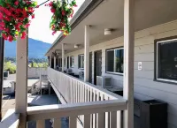 Canterbury Inn Hotels in Invermere