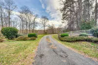 Converted Barn Couple's Oasis Near Tallulah Gorge - parking