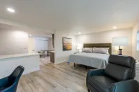 Wiggins Pass Chalet Hotels in North Naples