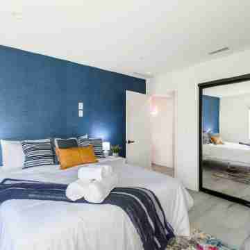 Canoga Park Modern 4-BR Home w/ Spa, Claw Machine, Arcades, Games, Firepit Rooms