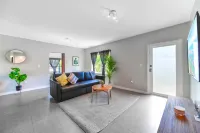 Stylish Duplex with Open Layout and Parking - Inviting Modern Escape Hotels in Mimo