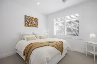 Saltwood Coastal Hamptons Luxe With Pool - balcony