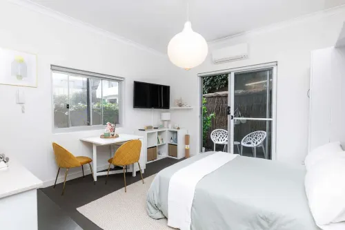 Bright beachfront studio with terrace & aircon Hotels in North Bondi