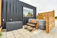 Remote Strawn Container Home w/ Hot Tub! - 2성급