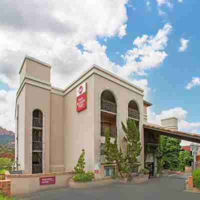 ベストウエスタン プラス アロヨ ローブル ホテル & クリークサイド ヴィラズ Hotel Exterior