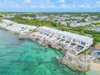 3 BR Oceanfront Beach House with Private Pool Gated Community Staircase to Ocean のホテル