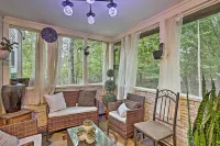 15 Mi to Camelback Ski Resort: Home w/ Deck!