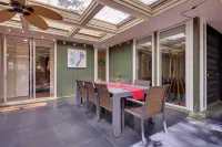 Mid-Century Modern Home w/ Fire Pit & Gas Grill! - بيت ضيافة