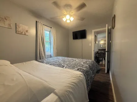 Corner Cottage 2 bedroom pets welcome and close to downtown