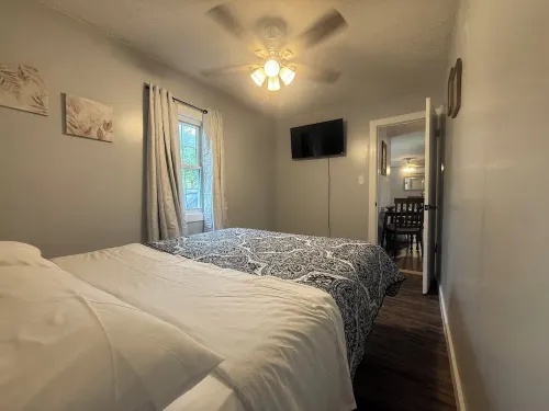 Corner Cottage 2 bedroom pets welcome and close to downtown