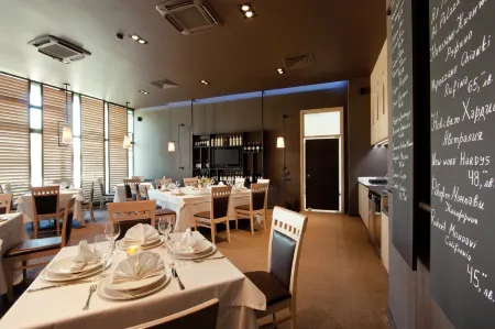 Vitosha Park Hotel - Free Indoor Pool & Parking Отели рядом с достопримечательностью «Зоопарк София»