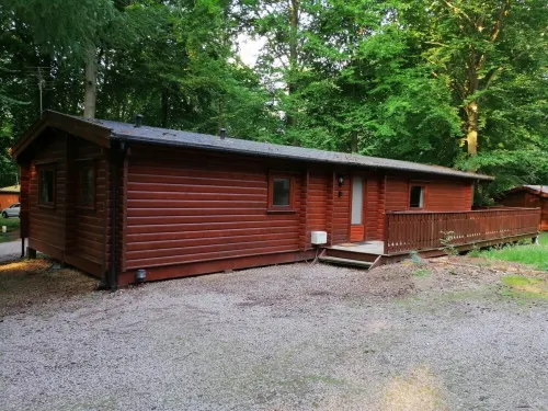 Log cabin with hot tub and  nestled in Kenwick Park, Louth Các khách sạn ở Louth