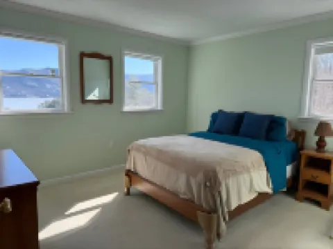 Vacation Home with 8 beds & fast WiFi with view of the Adirondacks & Lake George